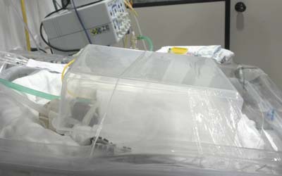 Na UTI neonatal tinham cinco bebês precisando de incubadora e apenas uma estava funcionando, mas de forma improvisada