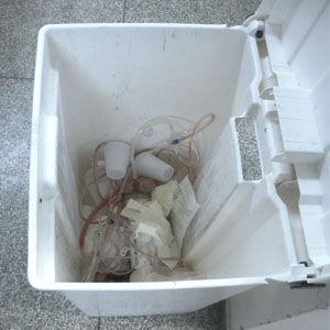 Lixo hospitalar depositado diretamente na lixeira
